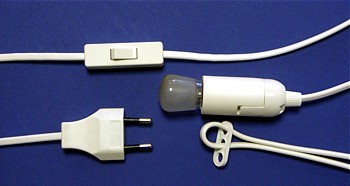 Kabel mit Stecker- Schalter- Fassung und Glühlampe für 6,80 €