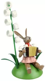 Blank Osterhase sitzend mit Maiglöckchen und Akkordeon, farbig